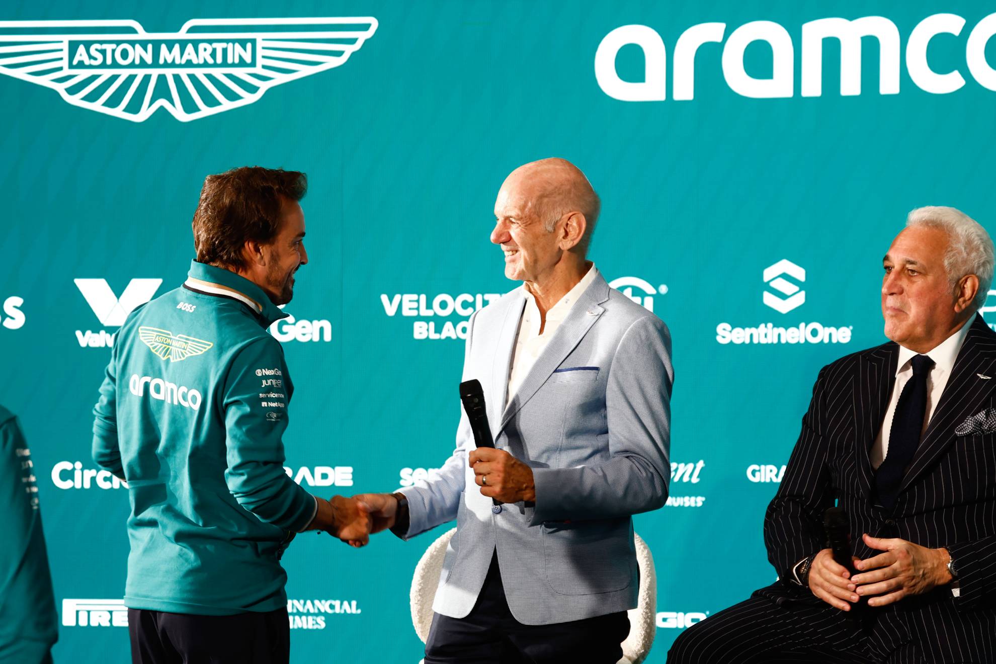 Alonso, Newey y Lawrence Stroll en la presentación del ingeniero en Silverstone.