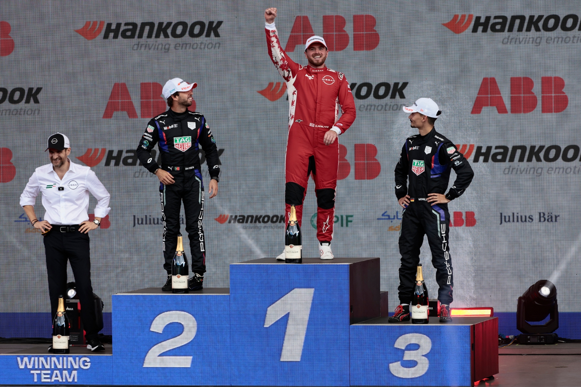 Rowland celebra su triunfo en el podio, acompañado de Da Costa y Wehrlein.