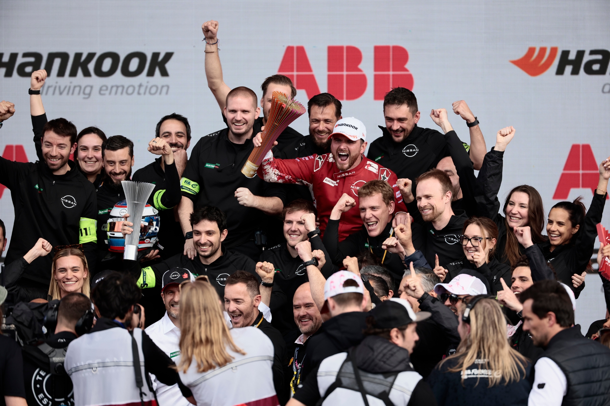 Oliver Rowland celebra junto a su equipo su triunfo en el Autódromo Hermanos Rodríguez.