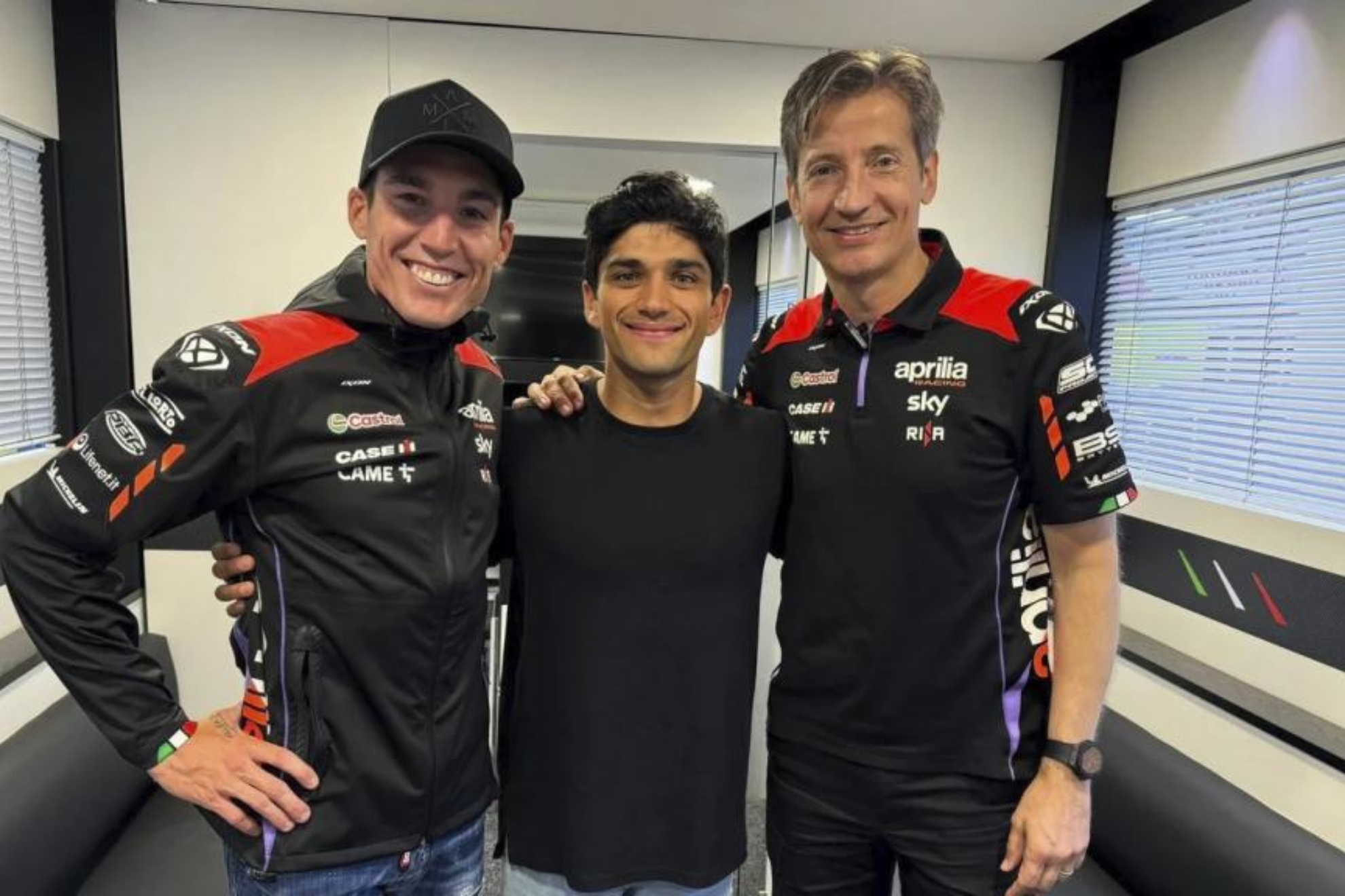 Aleix Espargaró, Jorge Martín y Massimo Rivola, CEO de Aprilia Racing.