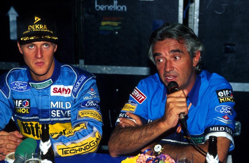 Michael Schumacher (GER), Benetton Ford B194 y Flavio Bruiatore durante una rueda de prensa en Australia 1994 donde chocó con Damon Hill (GBR), Williams Renault FW16. Ambos pilotos se retiran y el título es para Schumacher. Fue su primer título Adelaide Australia 14 de noviembre de 1994 - 20060911