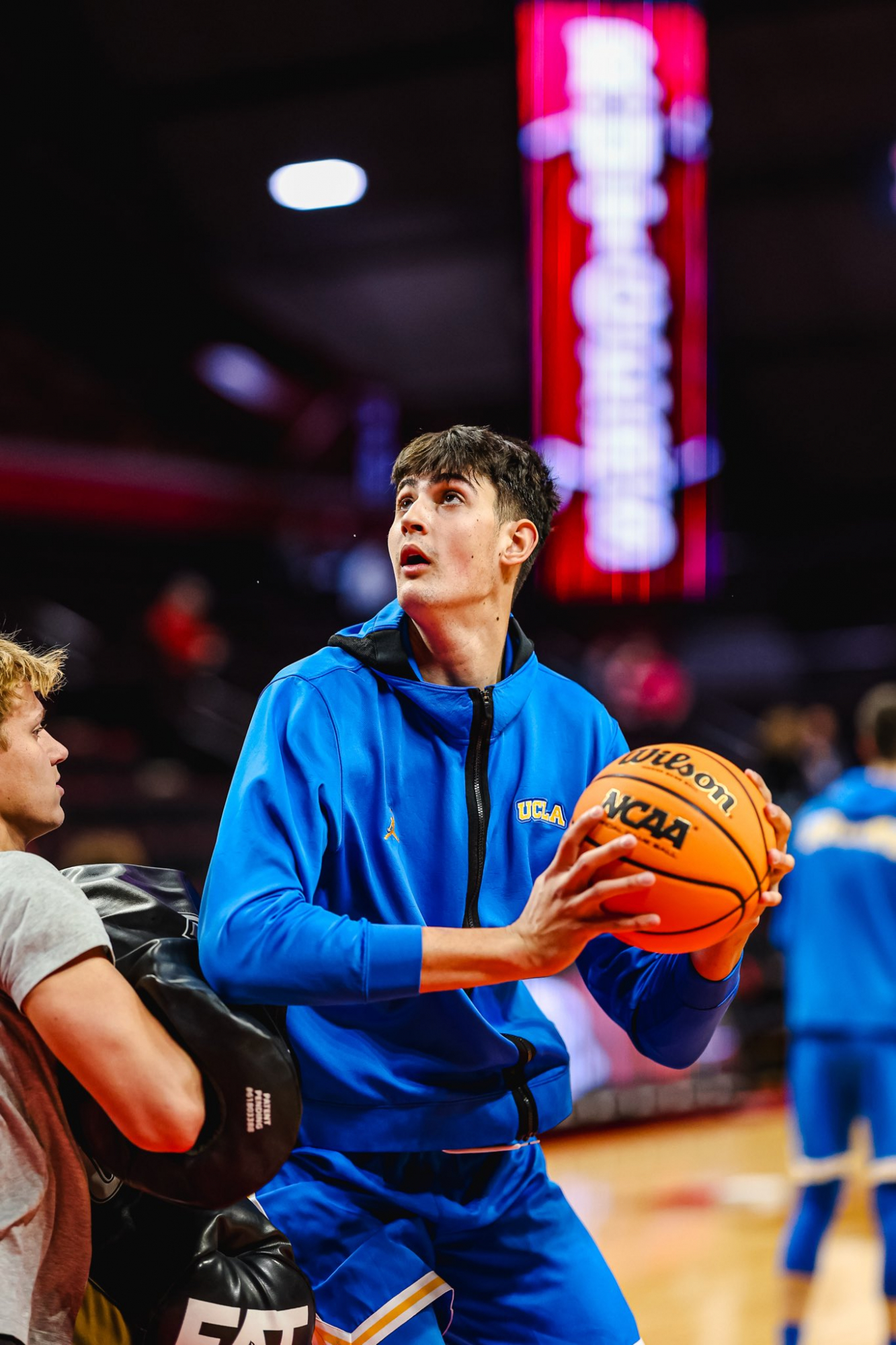 Aday Mara hace de Abdul-Jabbar con UCLA pero sigue sin contar para su entrenador