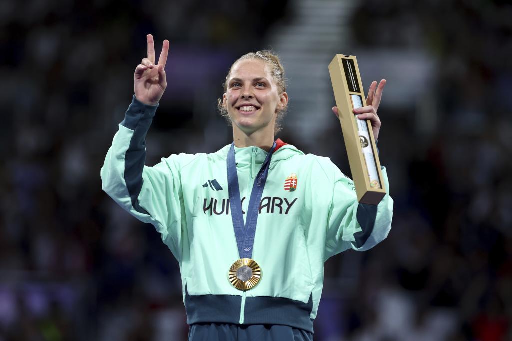 Viviana Marton en el podio de París con el oro en -67kg en taekwondo.
