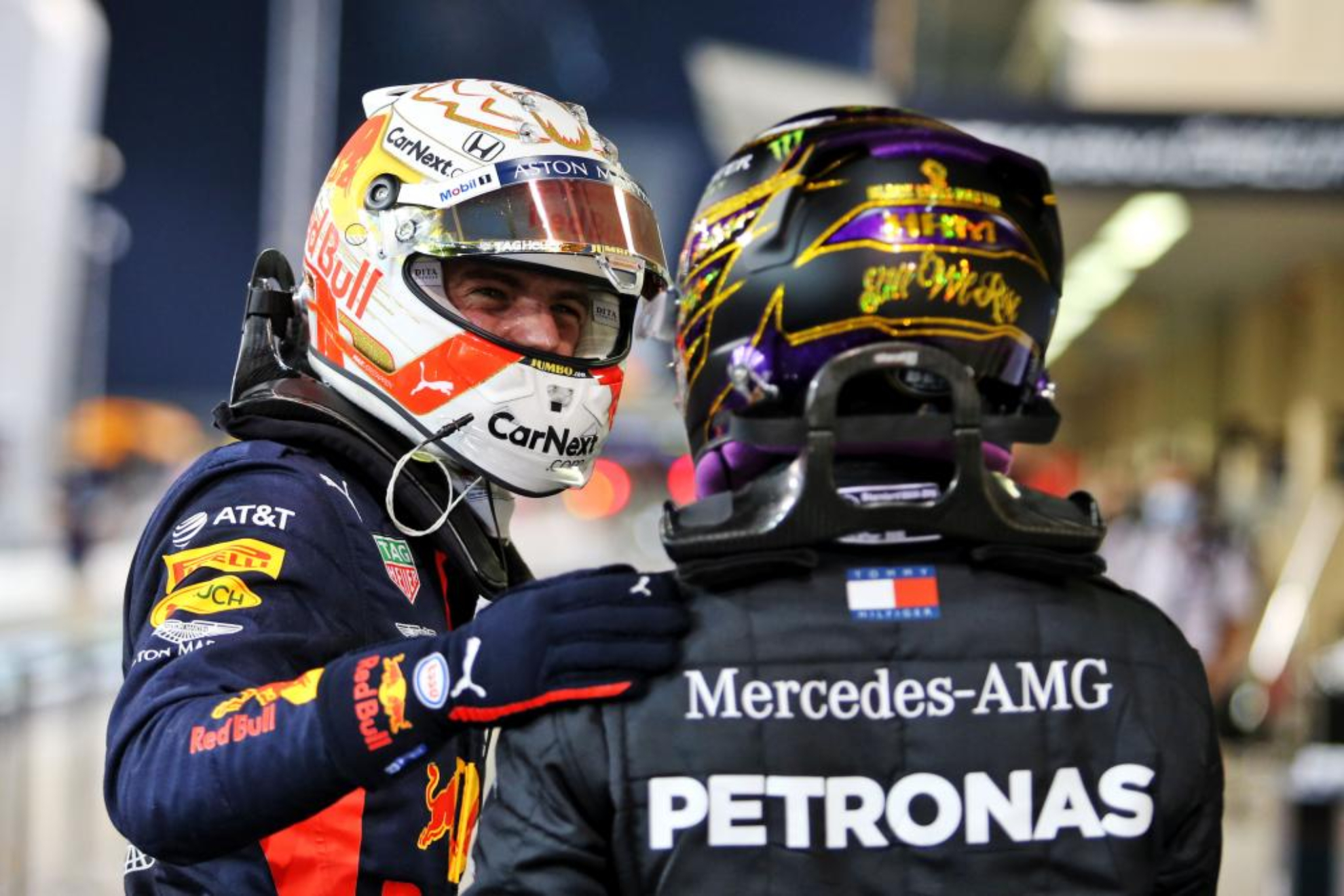 Verstappen y Hamilton, tras una carrera.