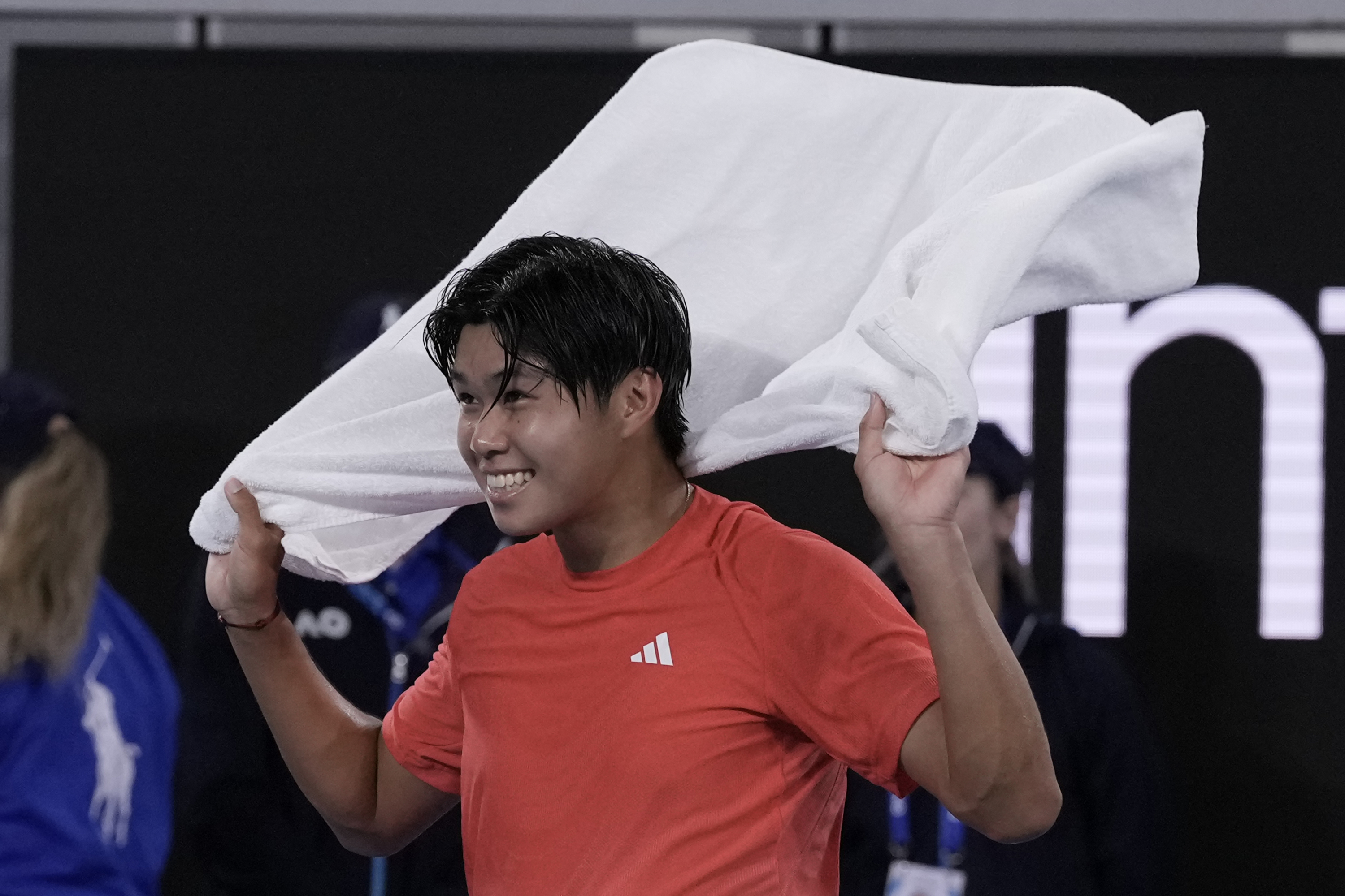 Tien, sonriente a la conclusión del partido.