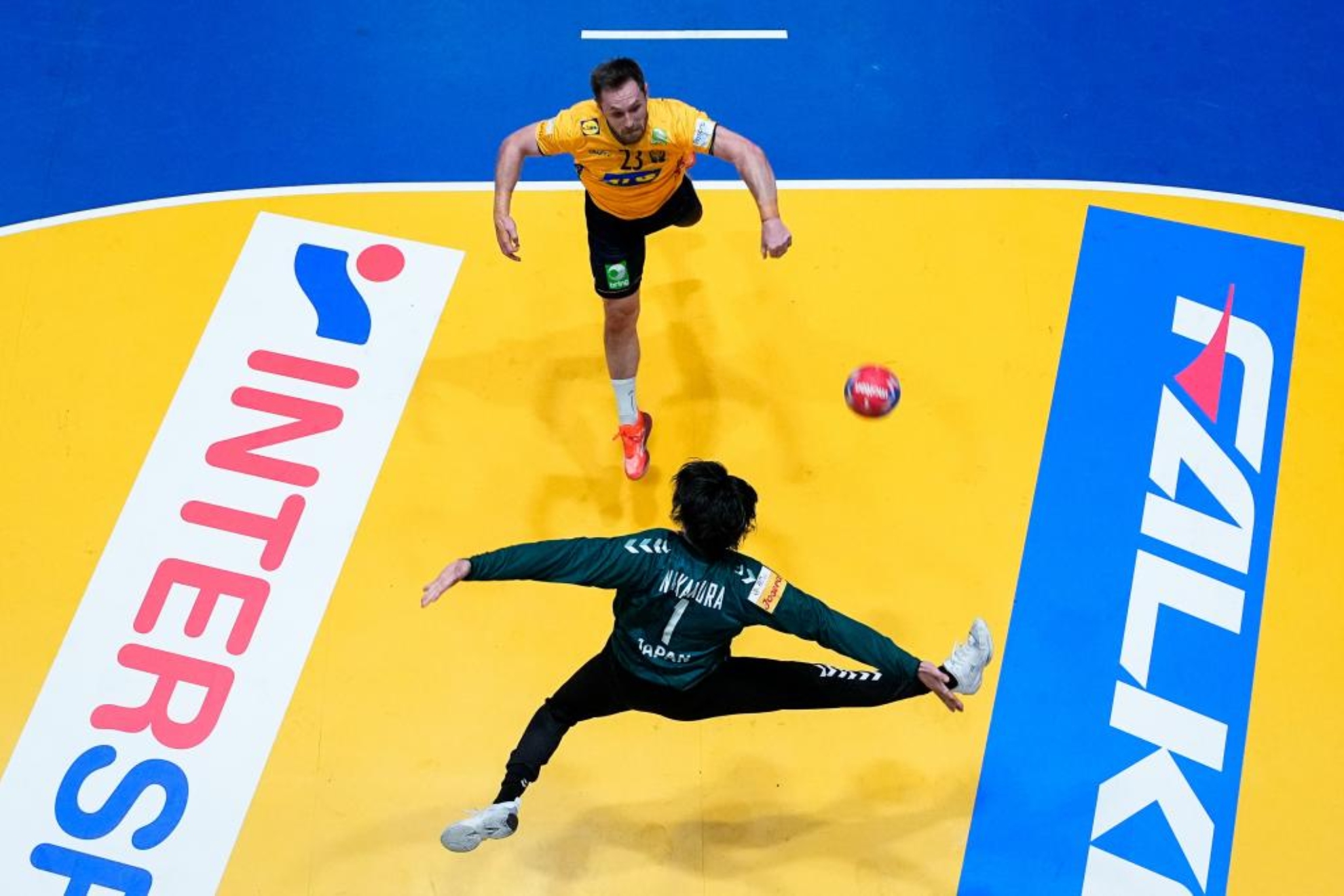 El jugador sueco Albin Lagergren lanza ante la portería nipona.