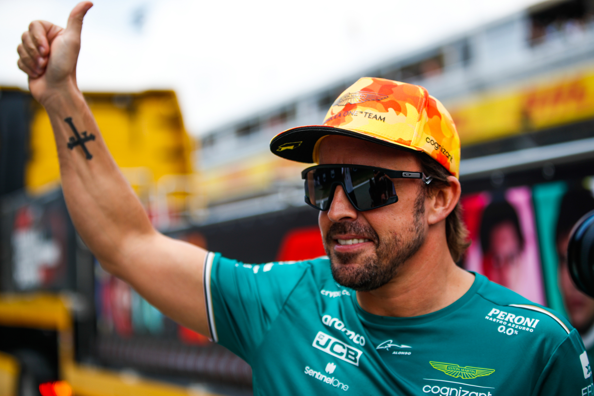 Fernando Alonso levanta el pulgar.