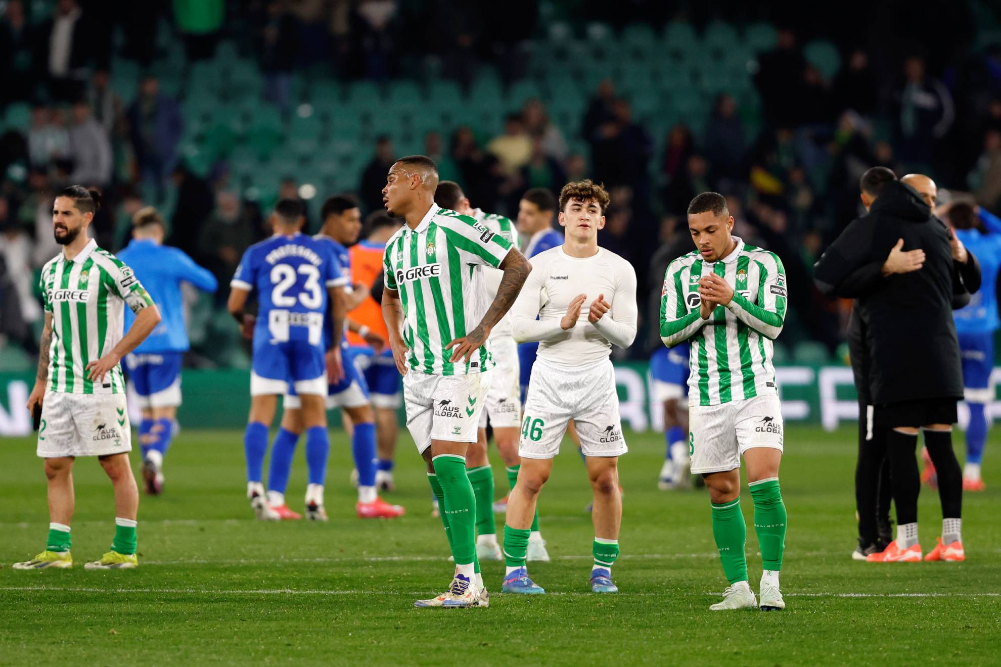 Rostros serios de los jugadores del Betis tras caer ante el Alavés.