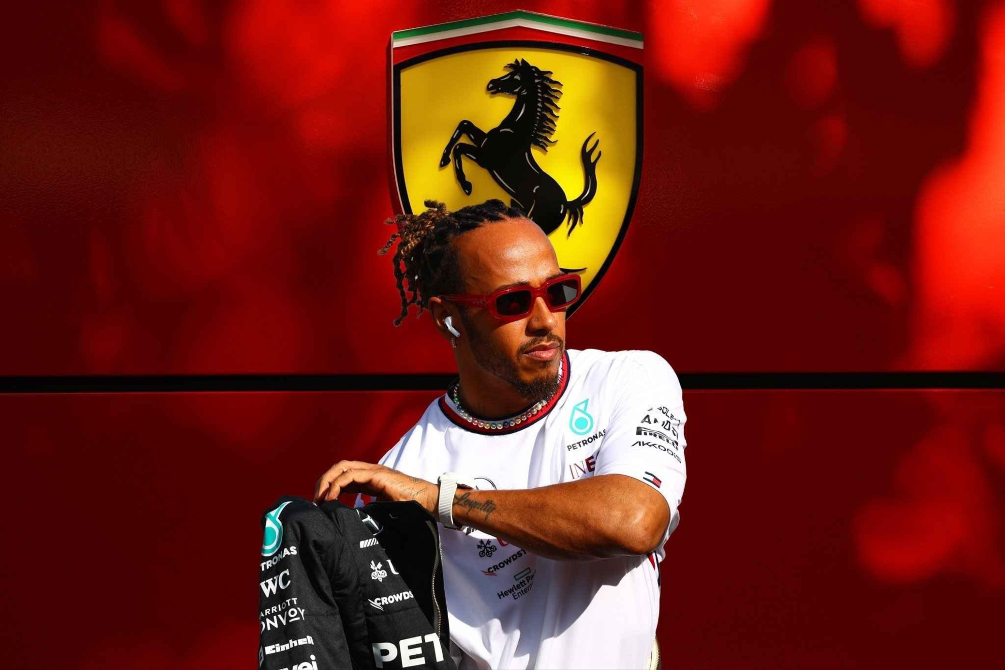 Lewis Hamilton, ante un camión Ferrari durante su etapa en Mercedes.