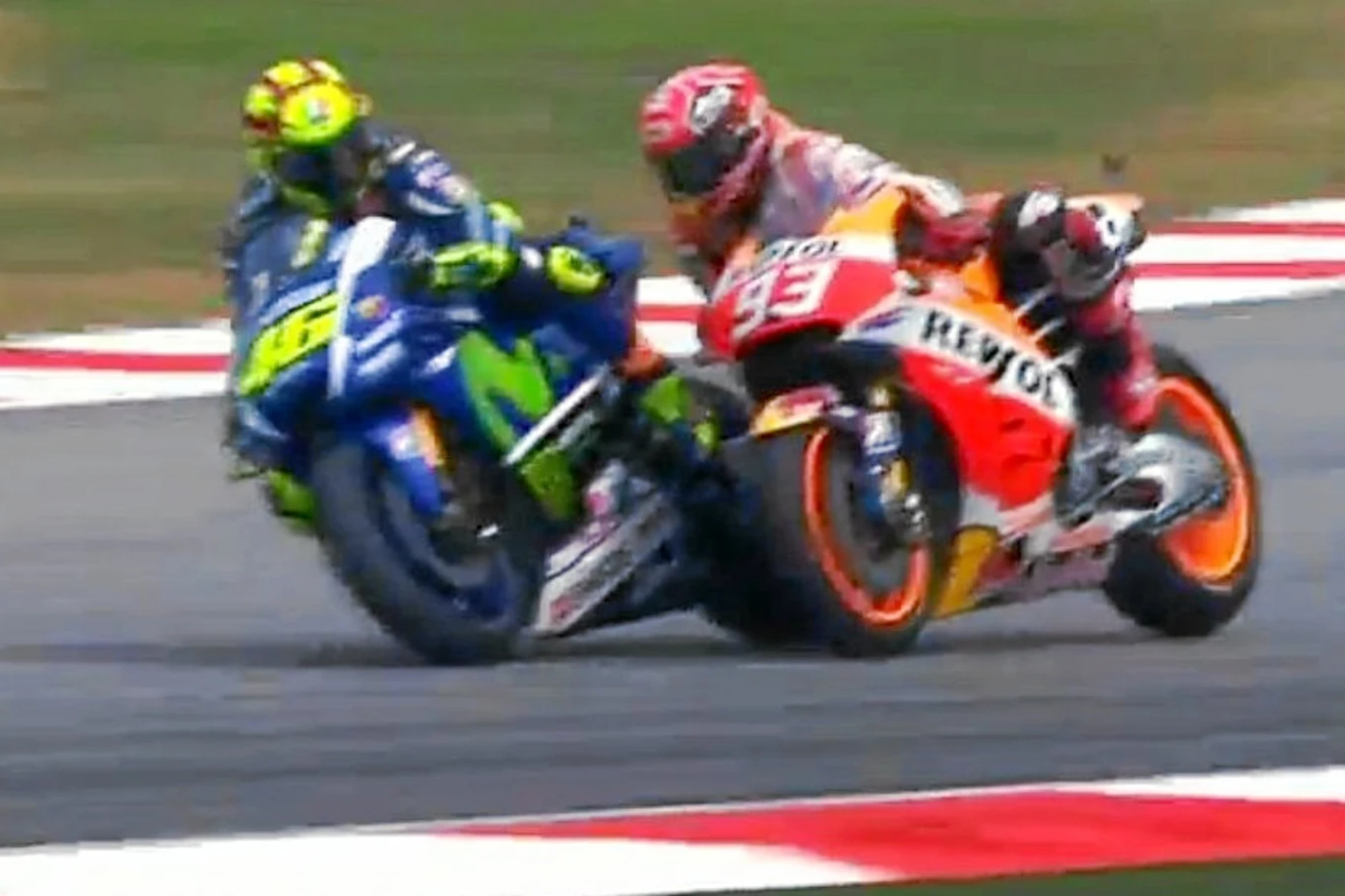 Momento en el que Rossi suelta la patada a Marc en Sepang.