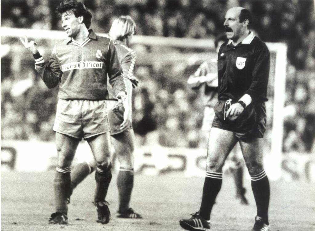 Ramos Marcos, directing a Valencia-Real Madrid team in 1989-90.