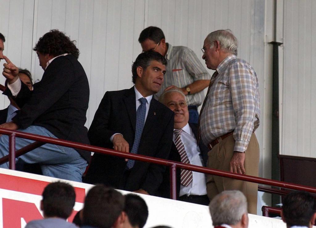 Luis Aragonés habla con el técnico del Albacete, Ricardo Cabañas, en el Carlos Belmonte. - 20041024