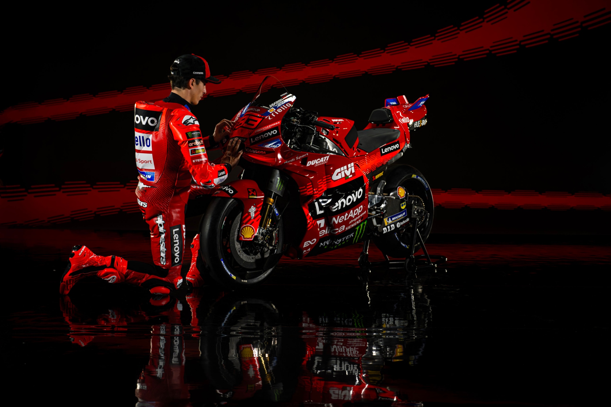 Marc Márquez, de rodillas con su Ducati.