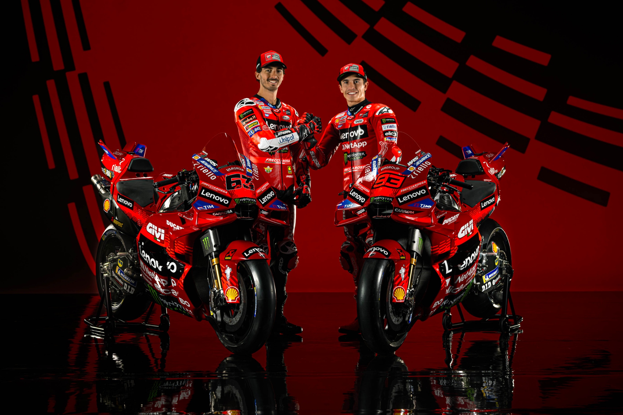 Bagnaia y Marc Márquez, con la Ducati.