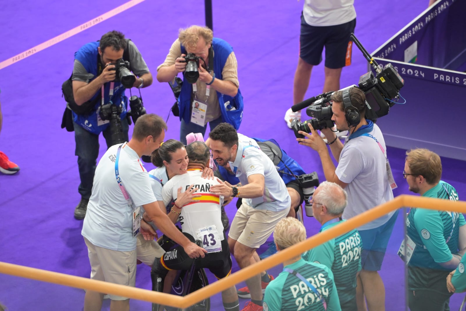 Begoña Luis besa a Ricardo Diez tras la medalla de bronce en persecución en París.