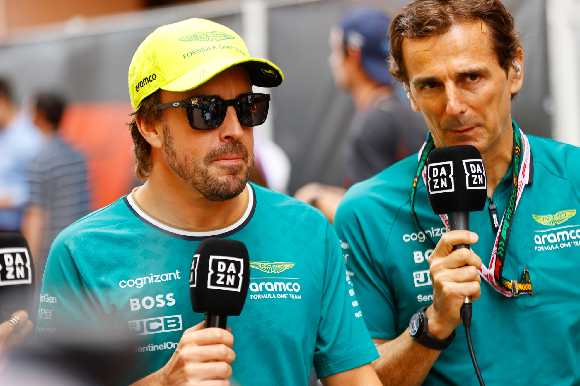 Alonso y De la Rosa, con sendos micrófonos de DAZN.