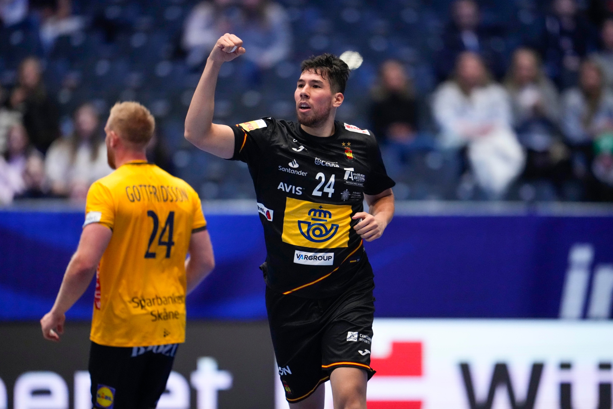El jugador español Daniel Dujshebaev celebra un tanto durante el partido contra Suecia.