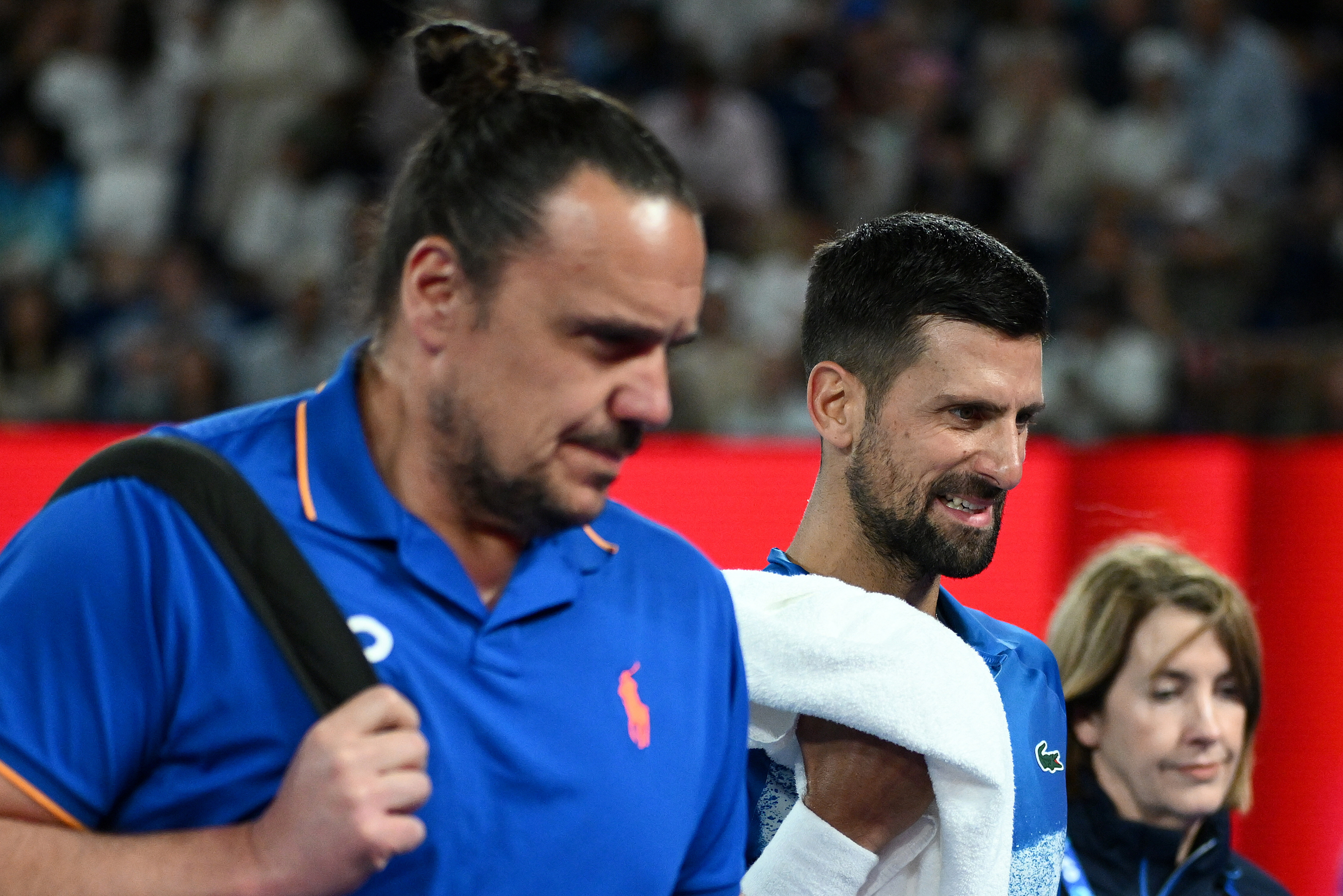 Djokovic se dirige a los vestuarios.