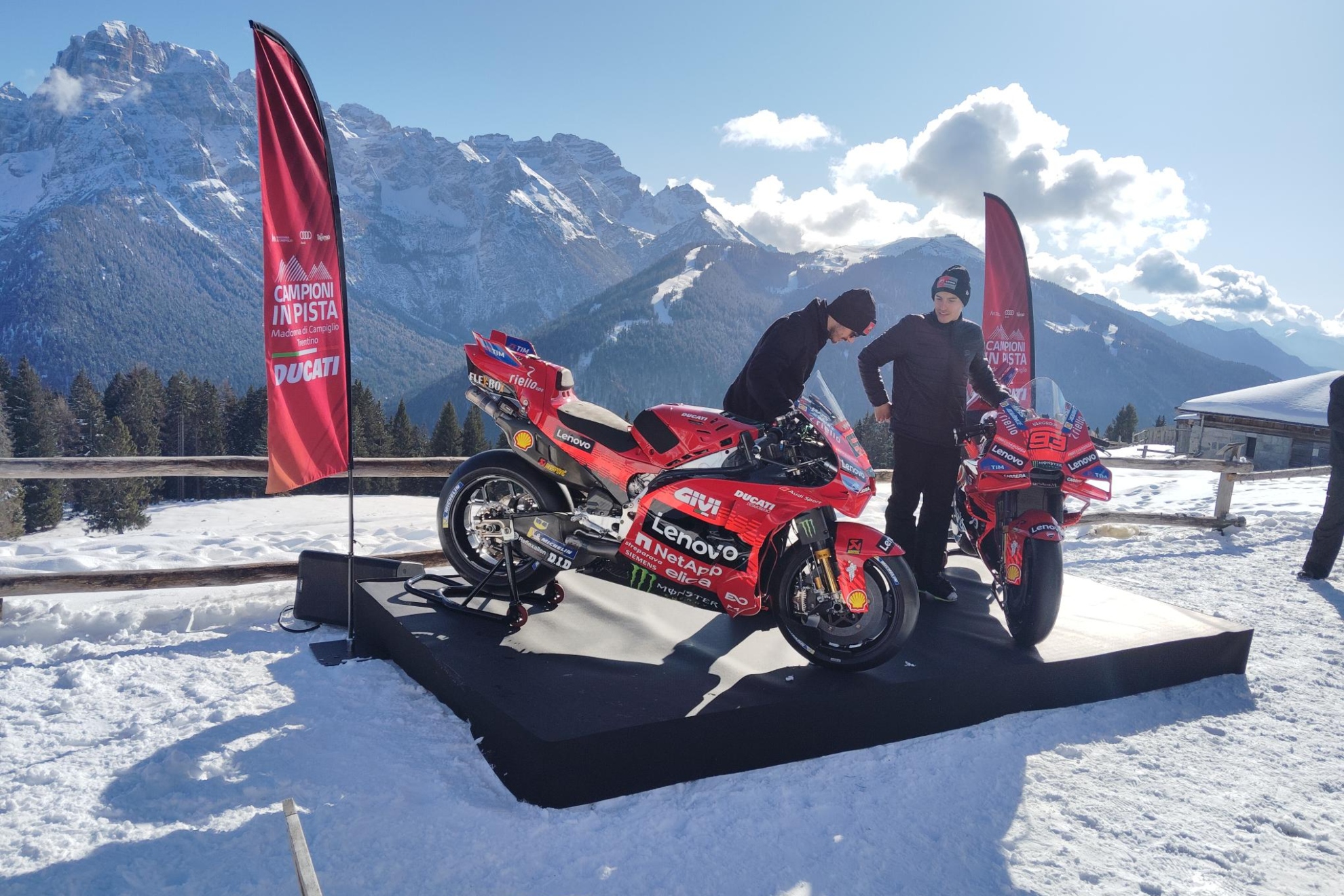 Pecco Bagnaia y Marc Márquez, con sus Ducati, en los Dolomitas.