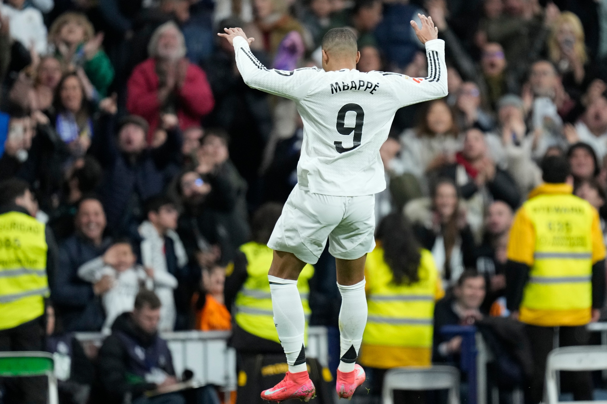 Mbappé celebra el tercer gol del Madrid ante Las Palmas,