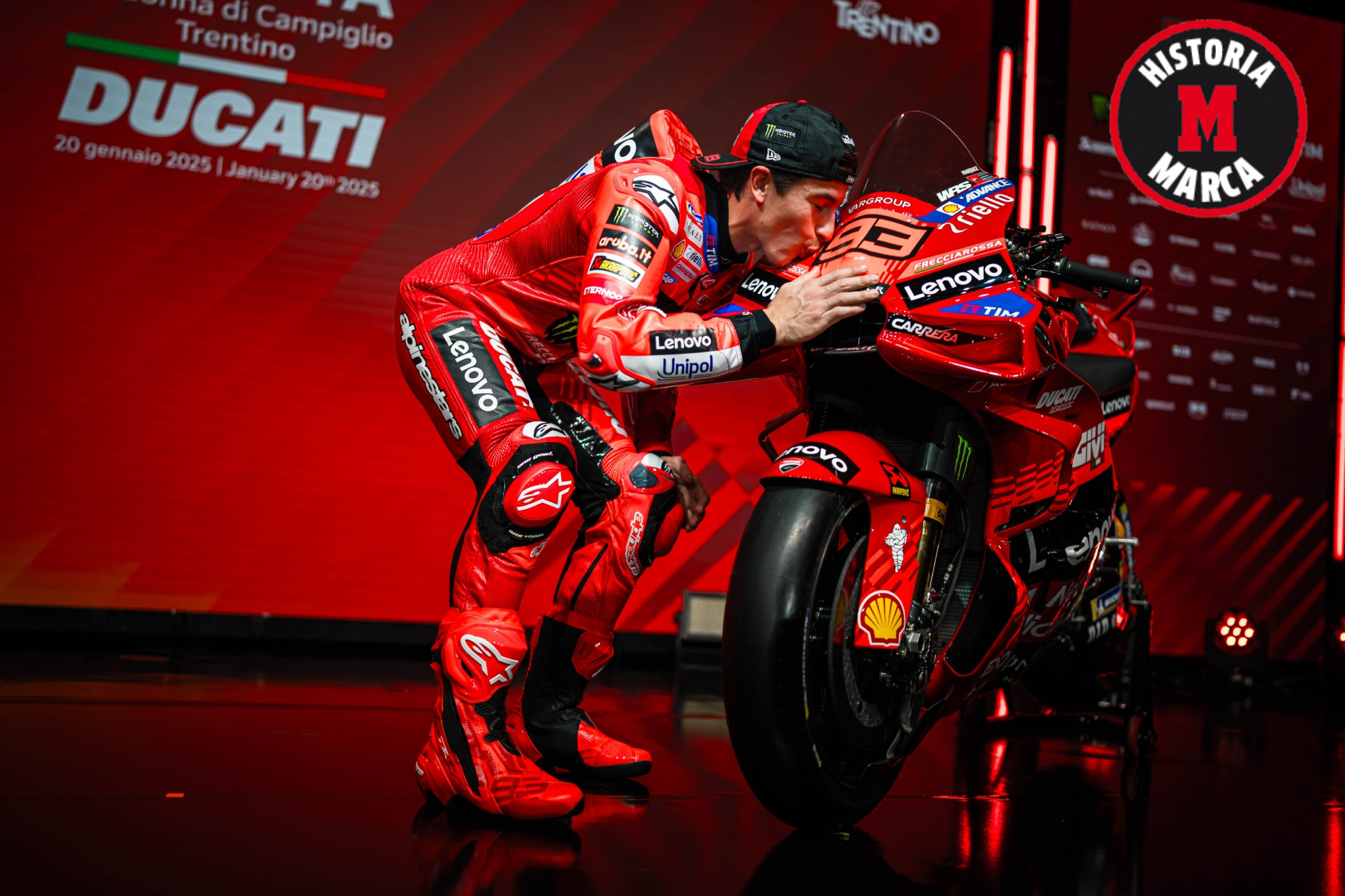 Marc Márquez besa a su Ducati GP25 en la presentación.