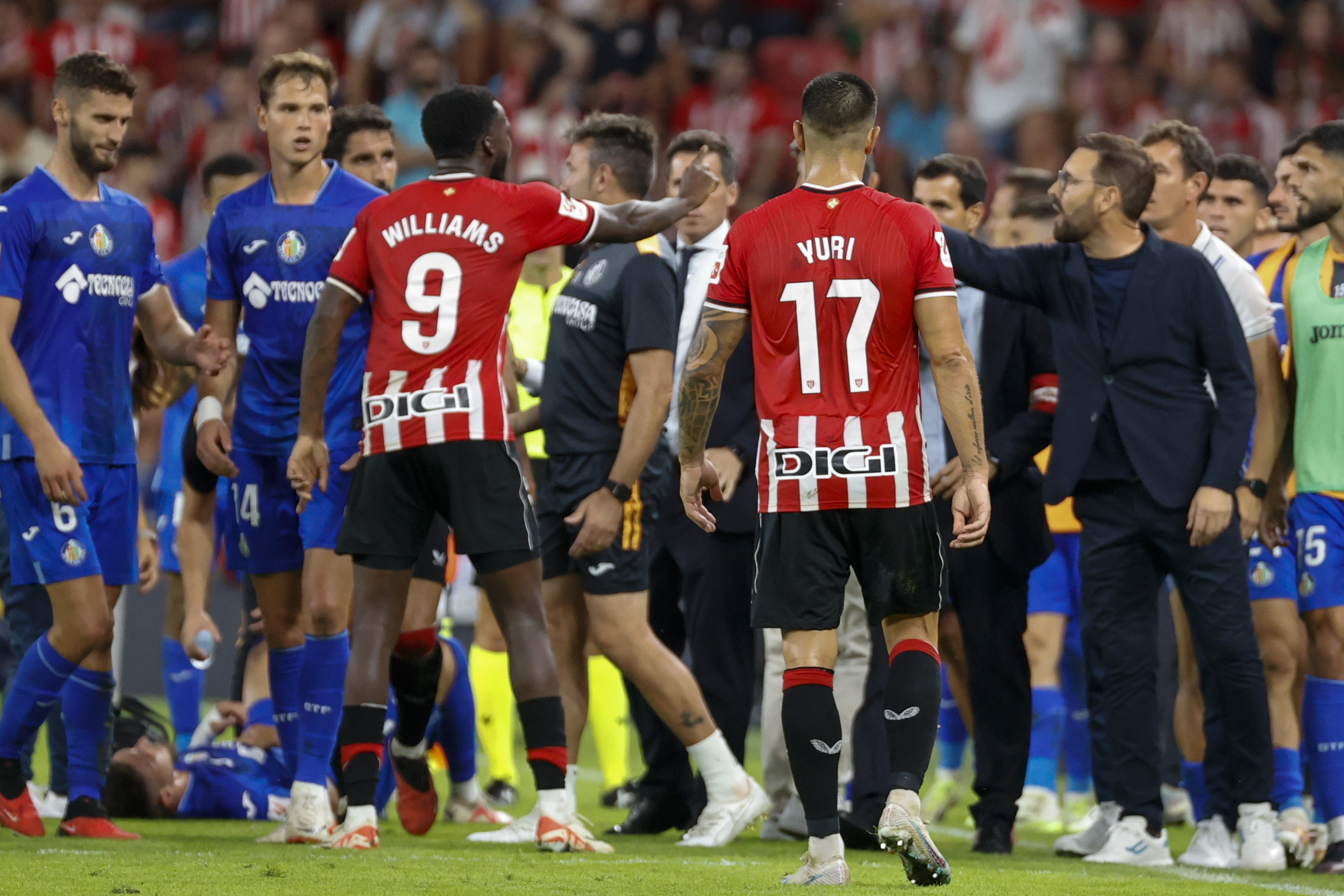 Bordalás e Iñaki Williams discuten en un grupo de San Mamés.