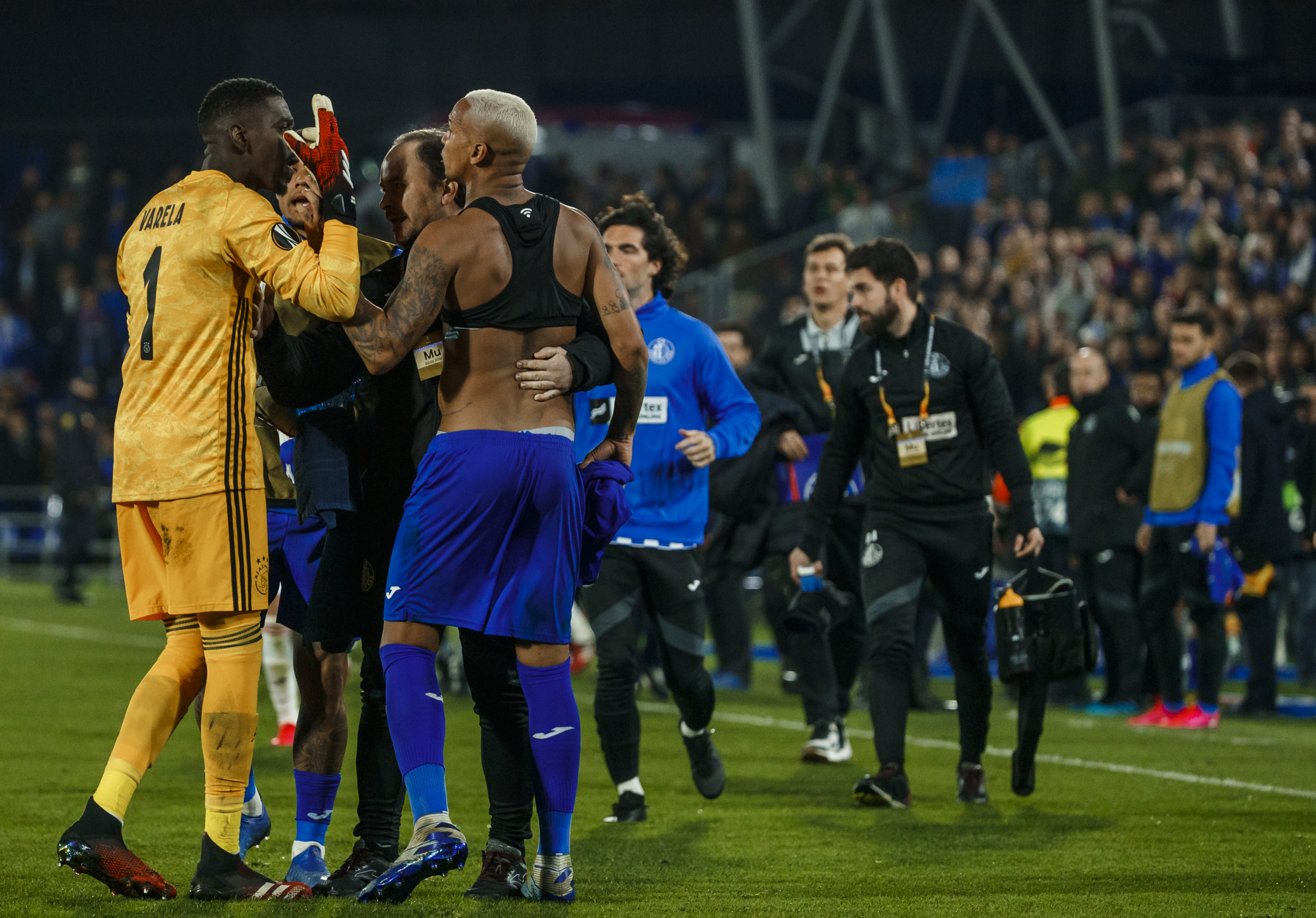 Discusión entre Deyverson y Varela durante el partido Getafe-Ajax Europa League.