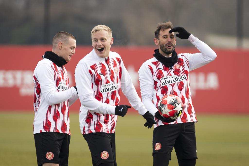 Tsygankov, Van de Beek y Cristhian Stuani sonríen durante el entrenamiento de este martes del Girona.