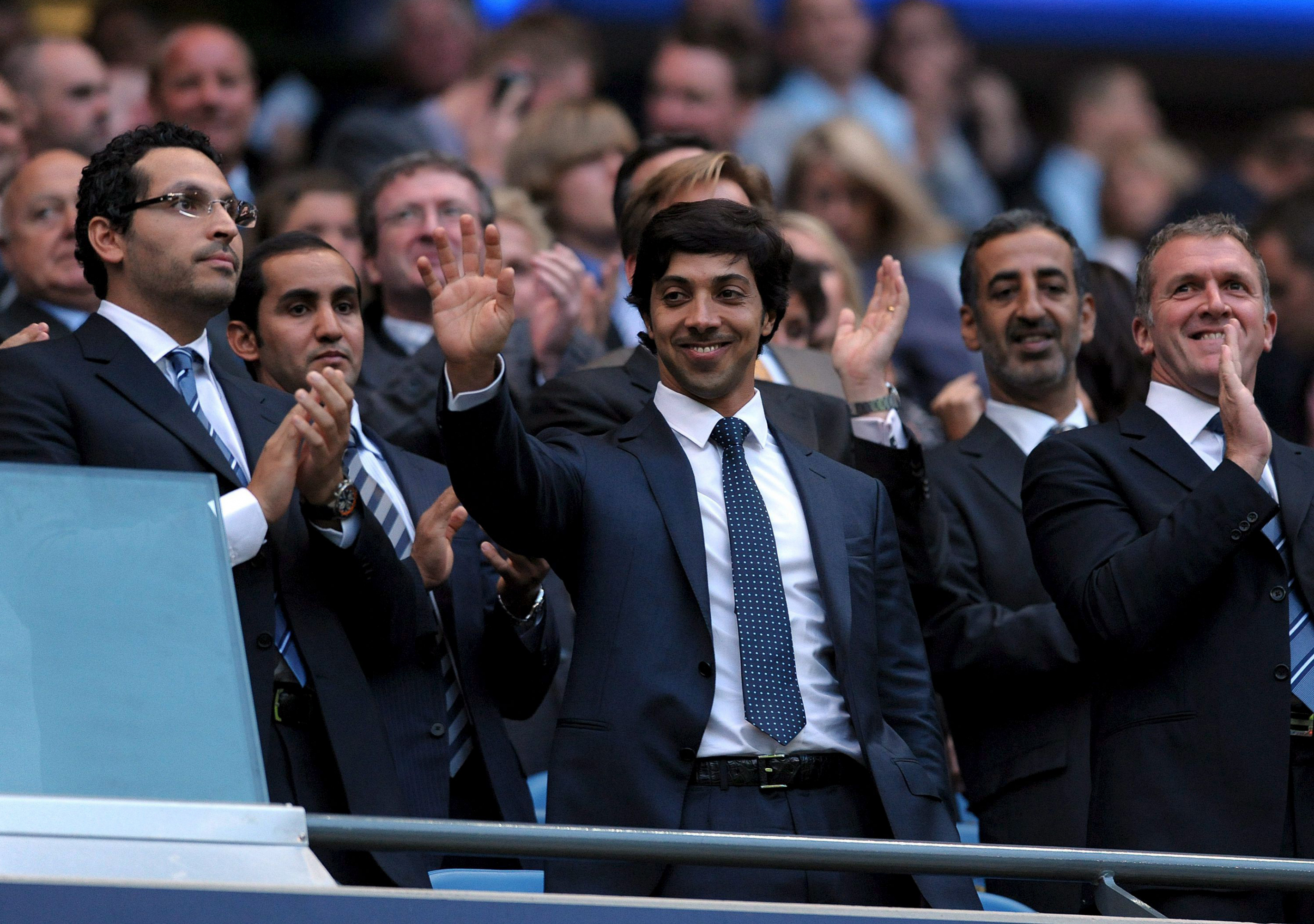 El dueño del Manchester City, Sheikh Mansour saluda desde el palco