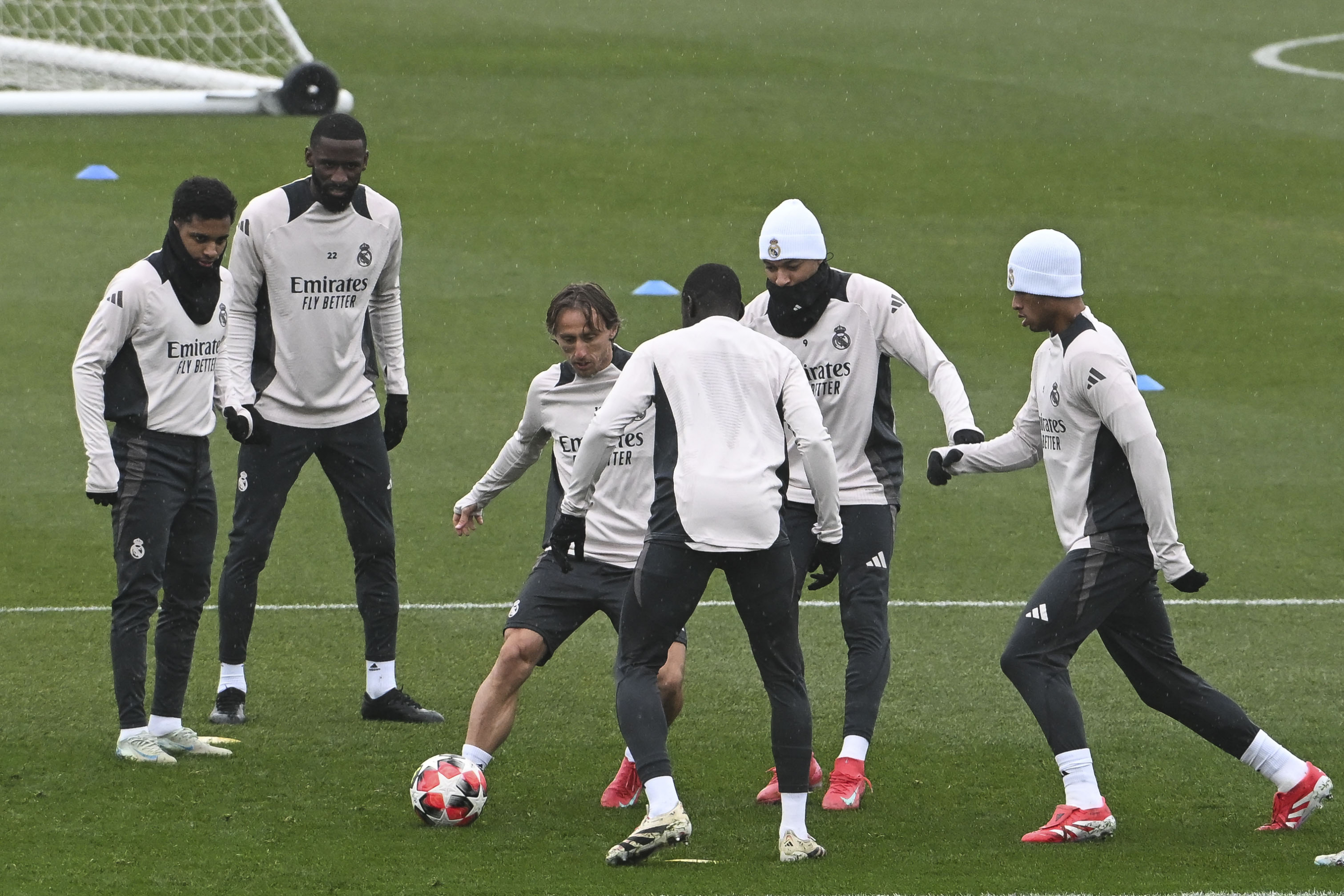 Los jugadores del Real Madrid, durante el entrenamiento de ayer.