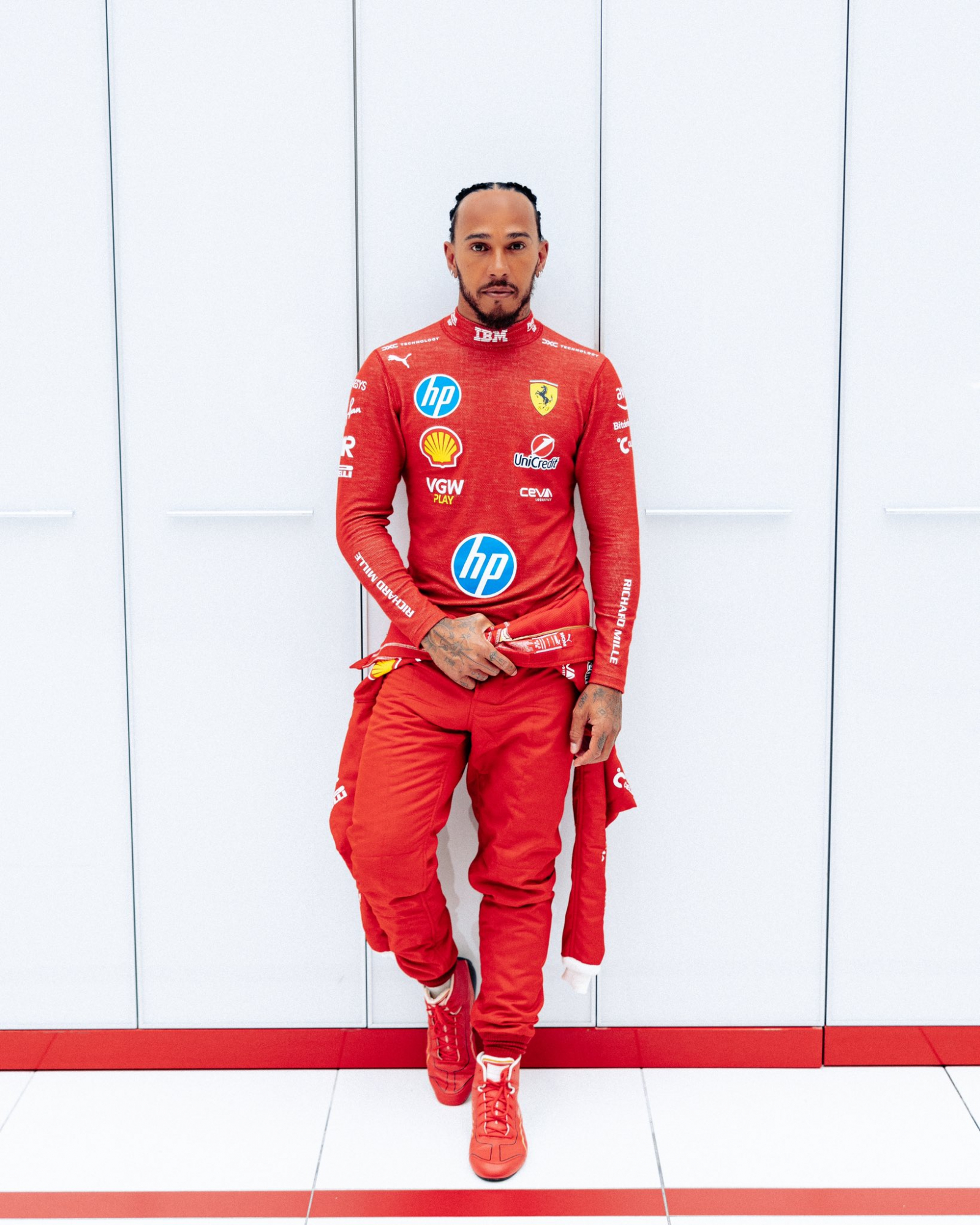 Así luce Hamilton con el nuevo traje de Ferrari.