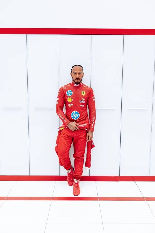 Hamilton, con el traje de Ferrari.