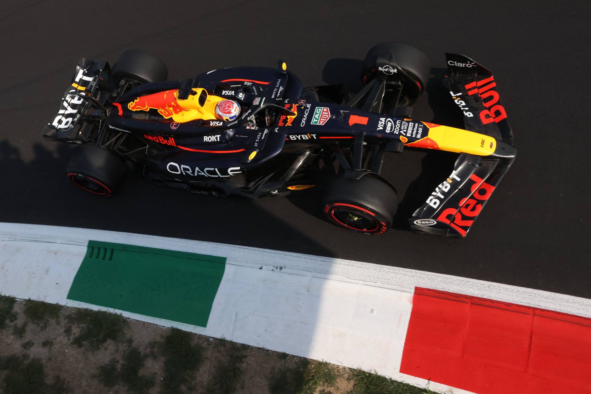 Verstappen, con el RB20, en el GP de Italia del año pasado.