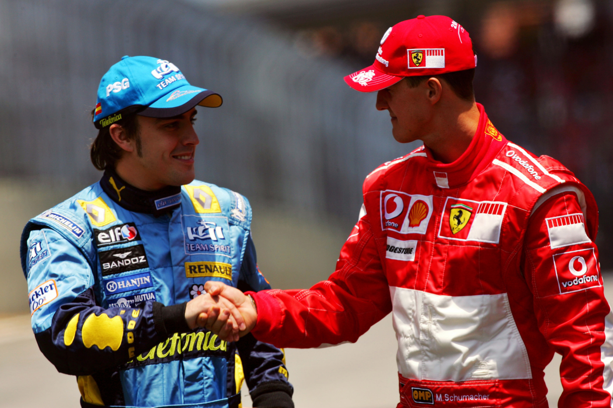 Fernando Alonso y Michael Schumacher se saludan con mucho respeto.