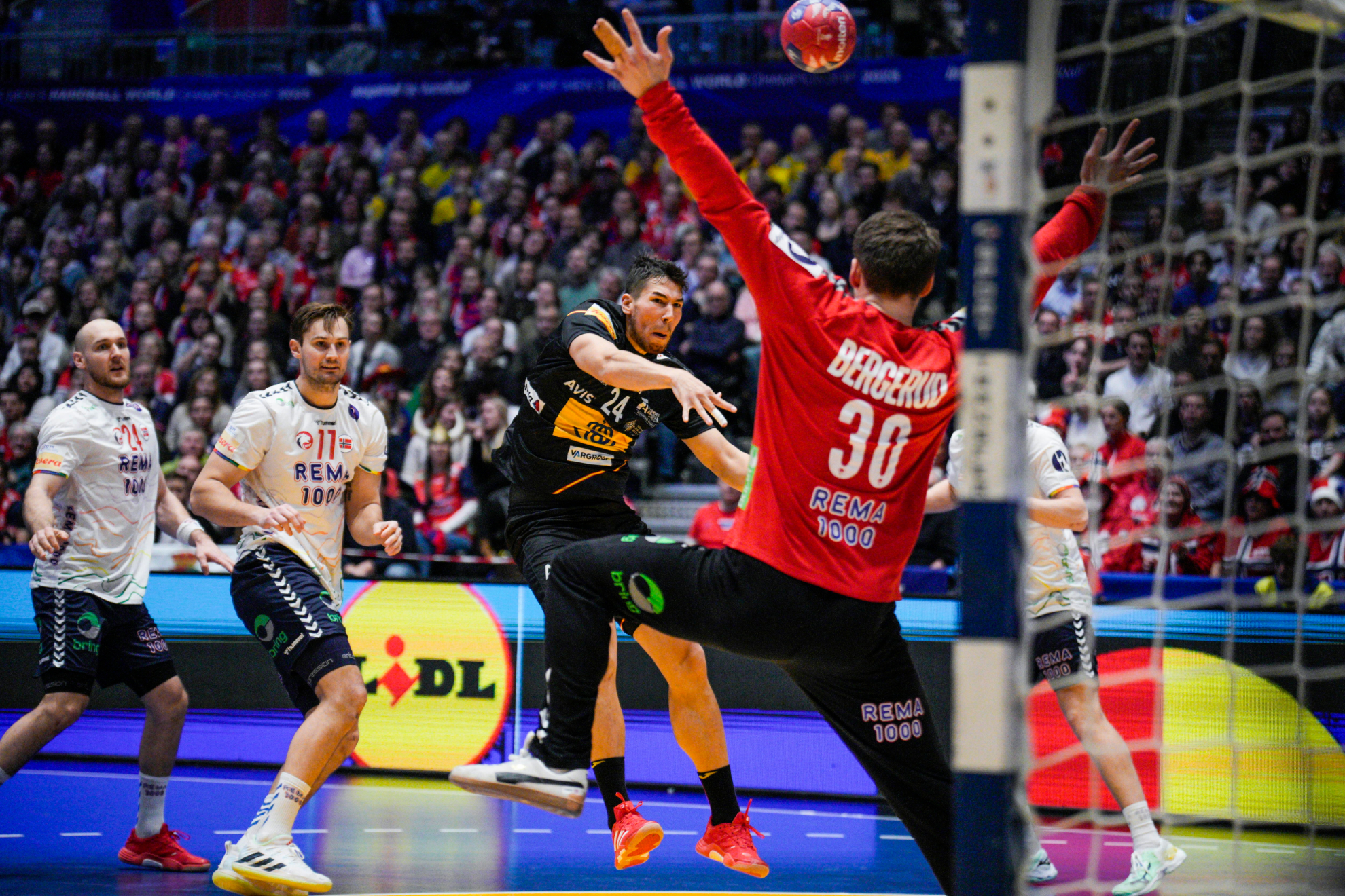 Lanzamiento de Daniel Dujshebaev durante el partido entre España y Noruega del Mundial de 2025.