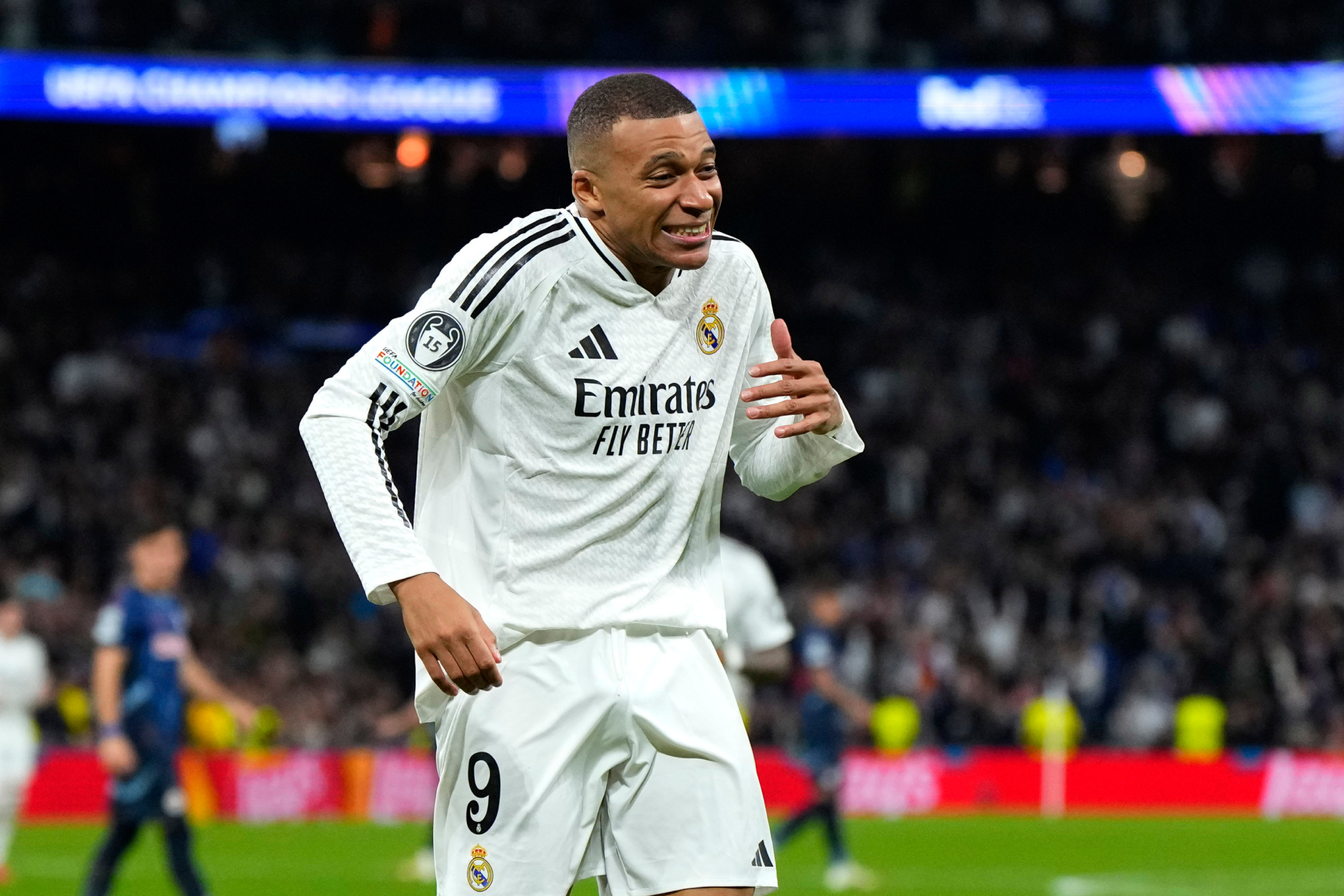 Mbappé celebra su gol casi incrédulo.