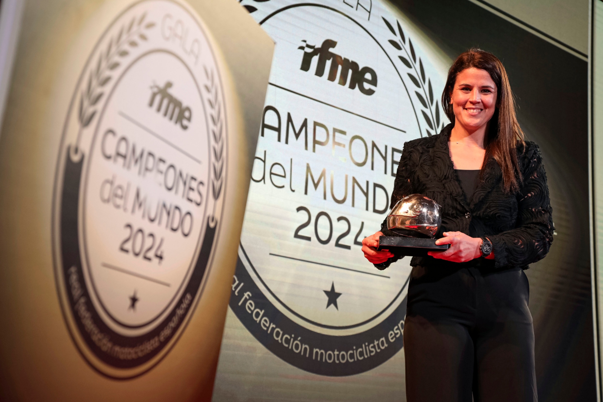 Laia Sanz, con su casco dorado.