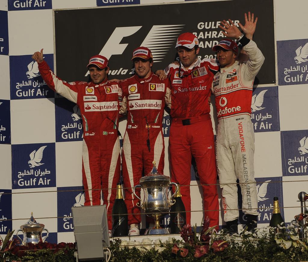 Fernando Alonso (ES) Ferrari F10 ganador en la carrera en Bahrain International Circuit, Sakhir, Bahrain, el 14 marzo de 2010. Es su 22 victoria en F1 tercera en Bahrein tras las de 2005 y 2006. Es el cuarto piloto que gana con Ferrari en su debut, los anteriores fueron, Andretti en Sudfafrica 1971, Mansell en Brasil 1989 y Raikkonen en Australia 2007