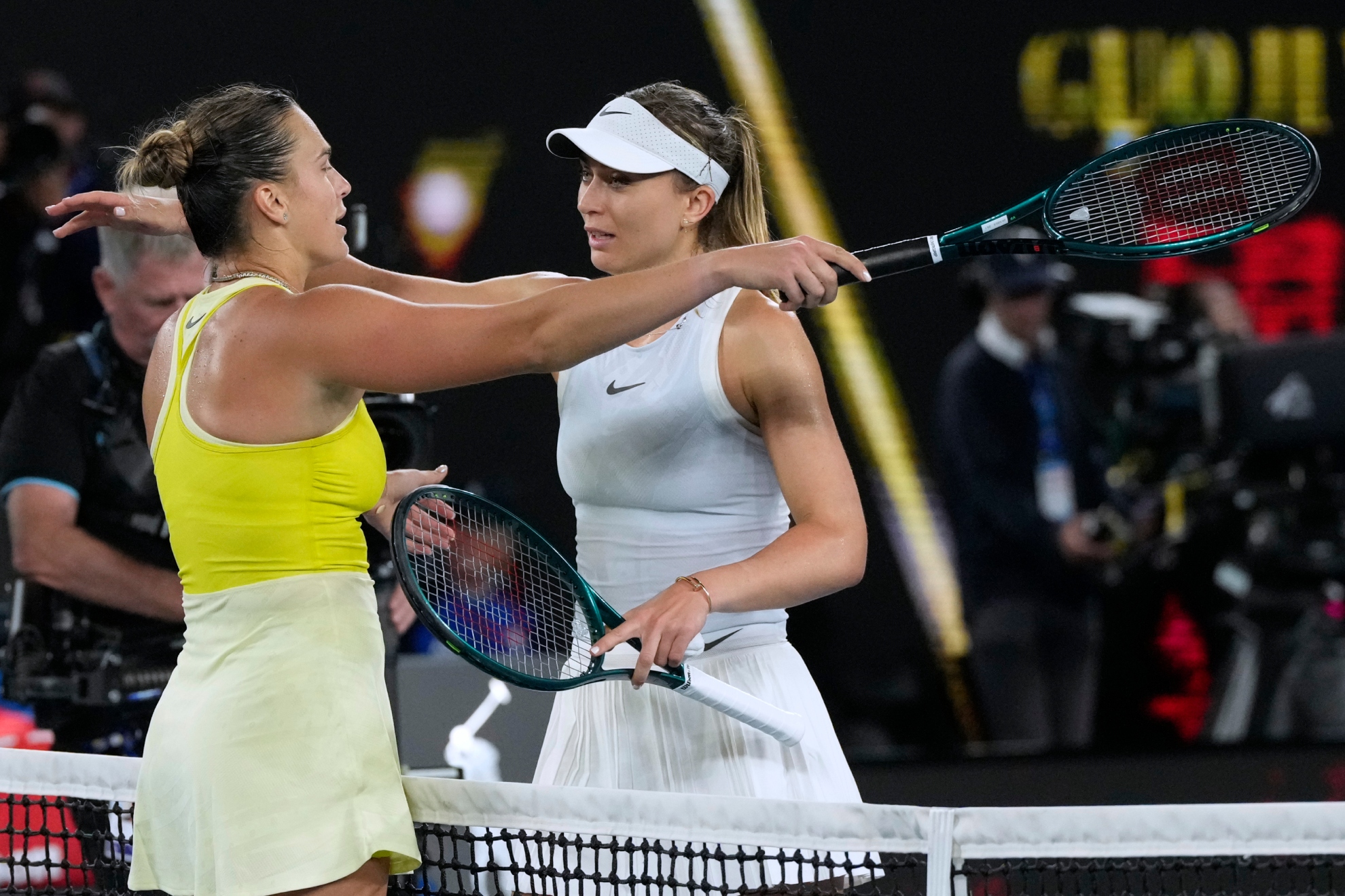 Sabalenka y Badosa se abrazan en la red.