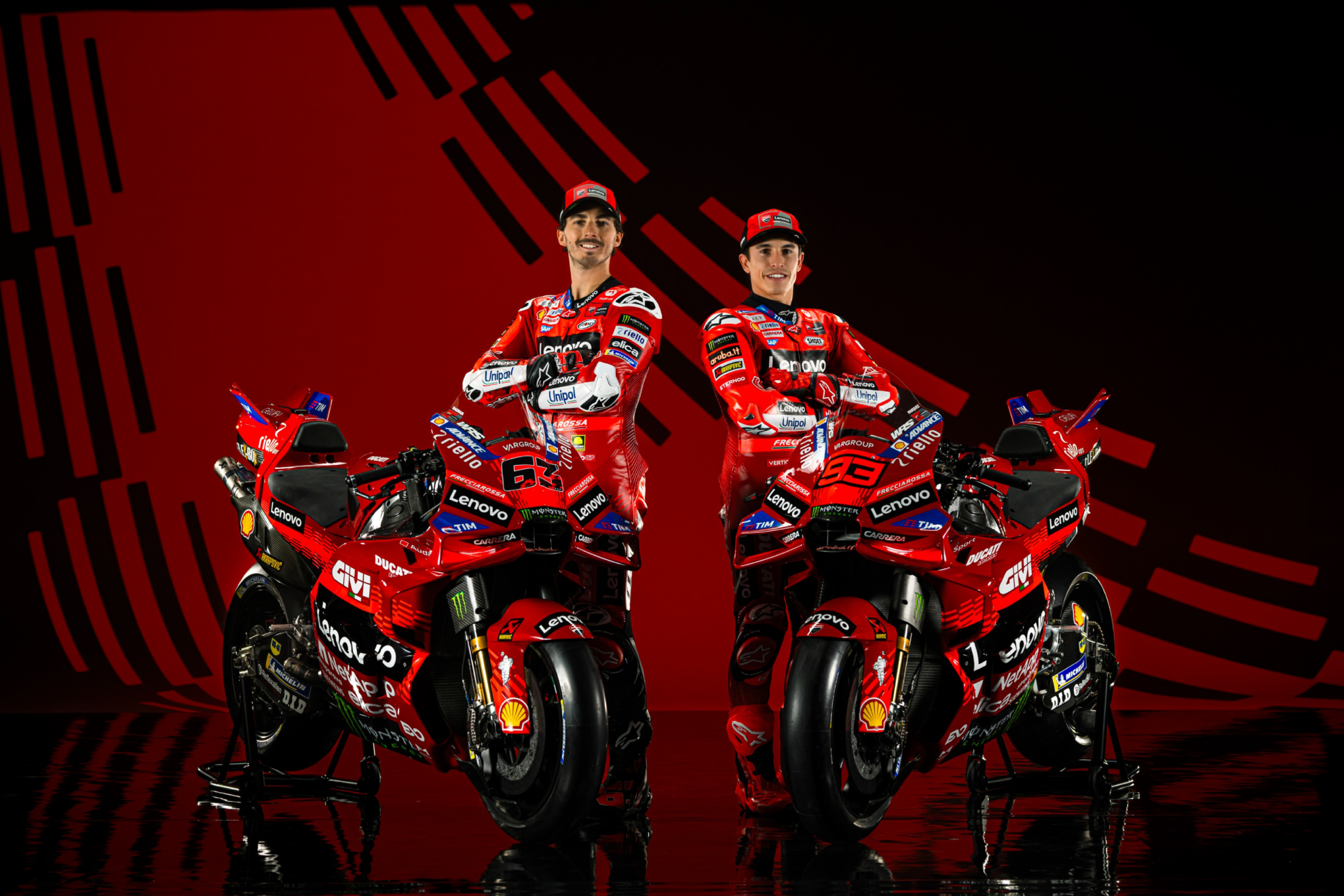 Foto oficial de Pecco Bagnaia y Marc Márquez con el Ducati Lenovo.