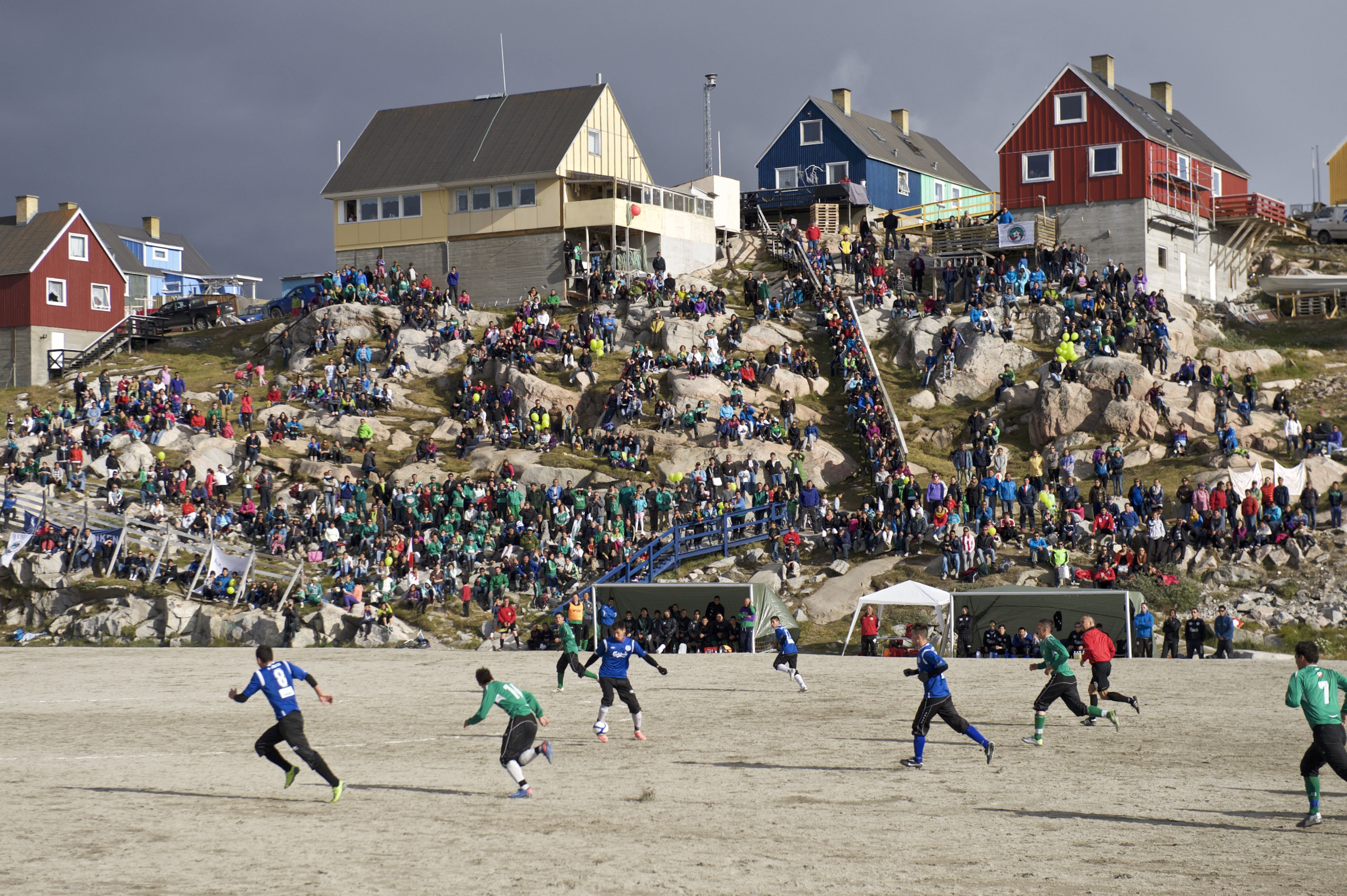 Partido de fútbol en Ilulissat, al oeste de la isla.