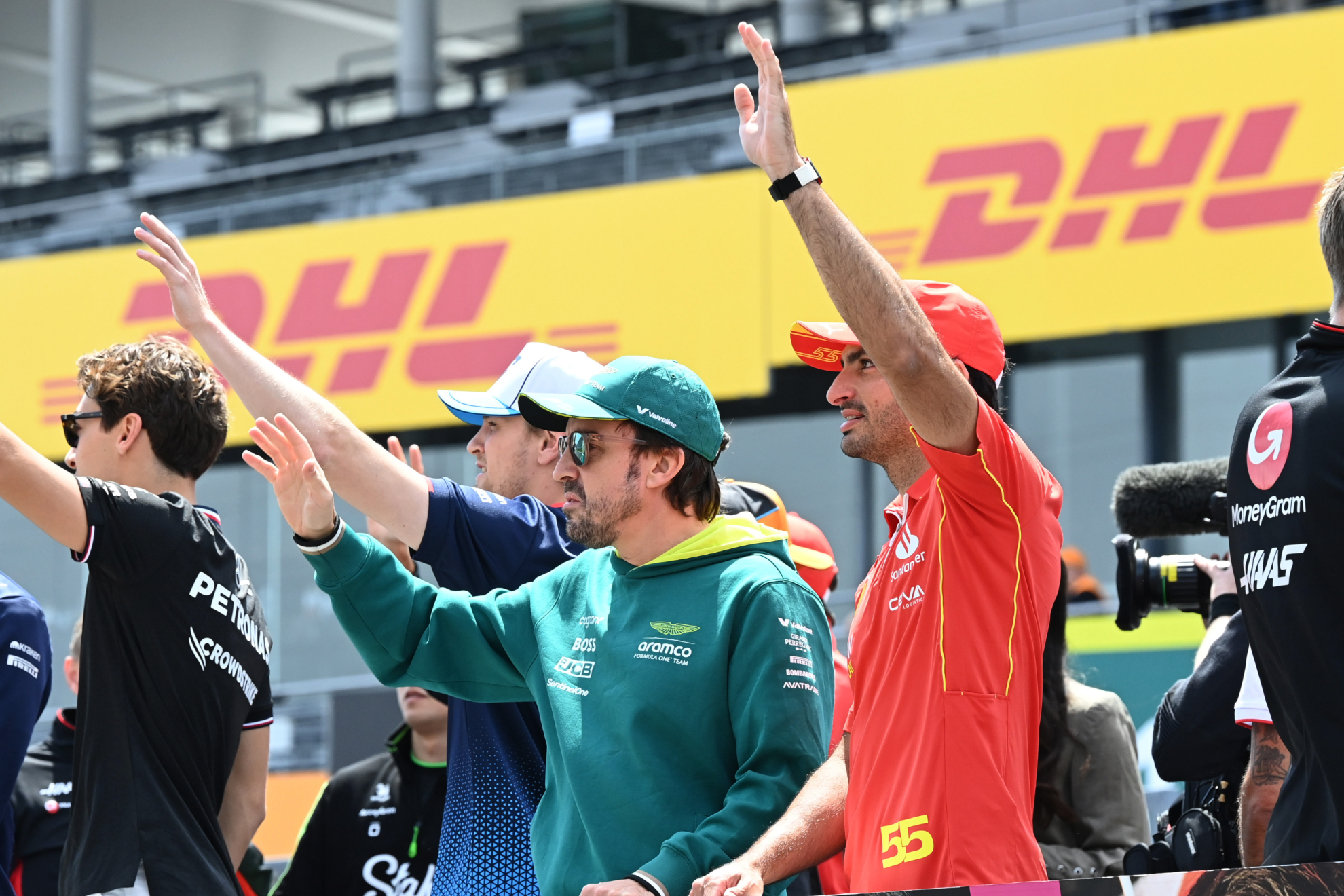 Fernando Alonso y Carlos Sainz, saludando.