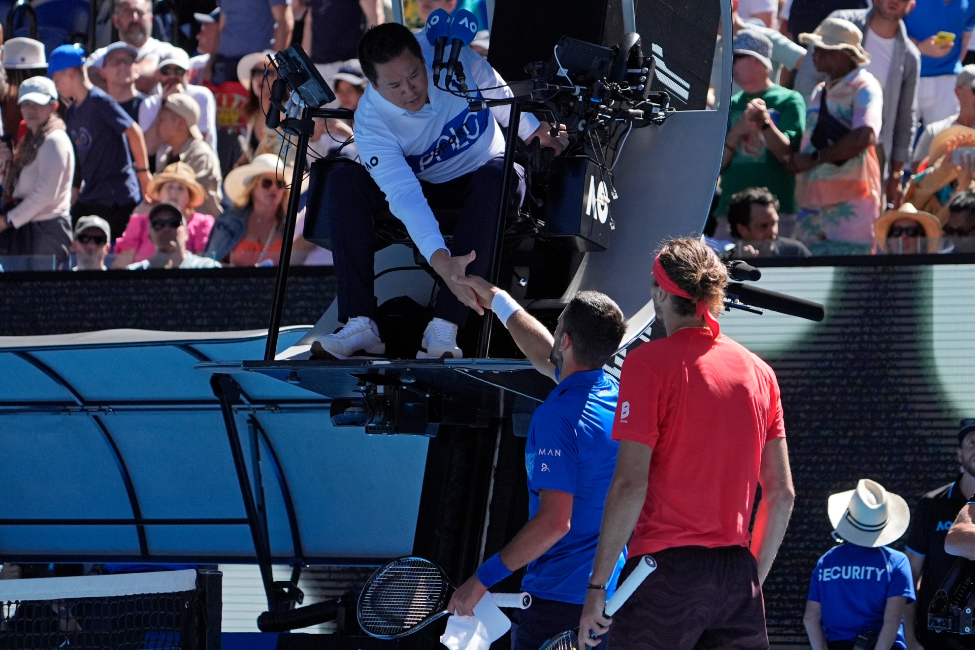 Djokovic da la mano al juez de silla.