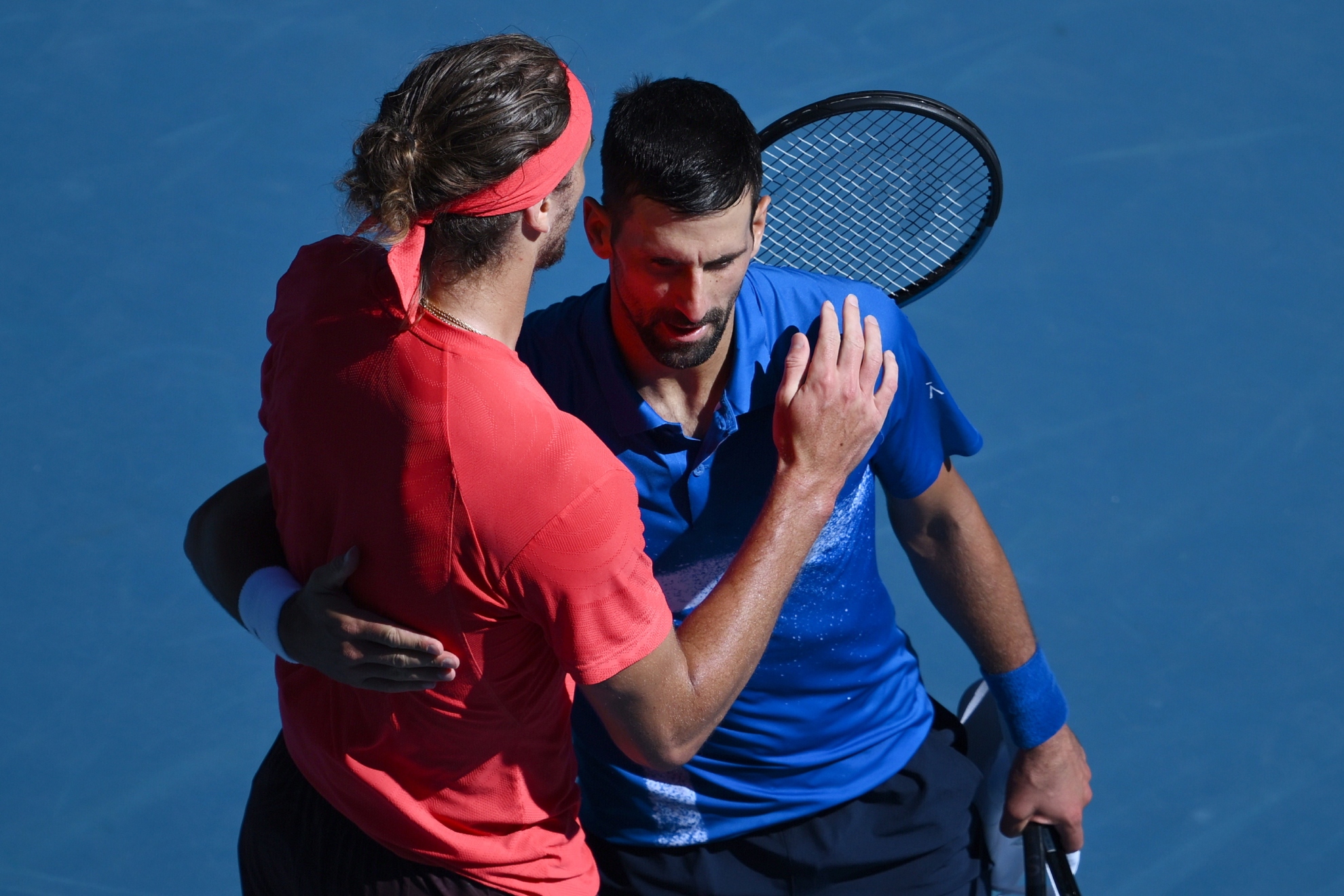 Zverev y Djokovic, en la red.