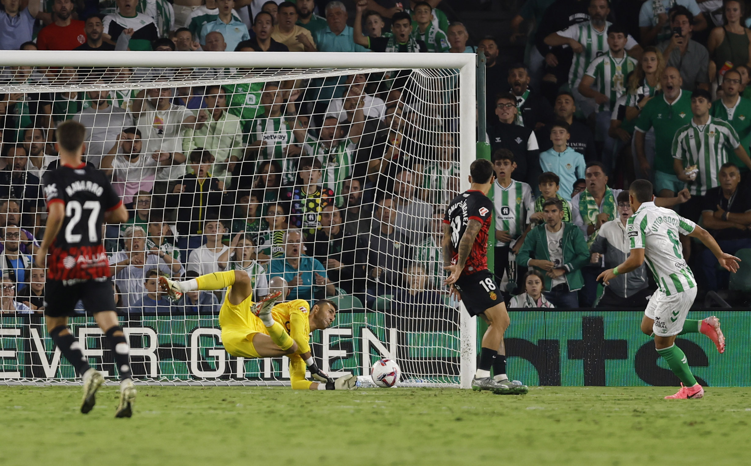 Greif para un remate de Vitor Roque en el partido de la primera vuelta