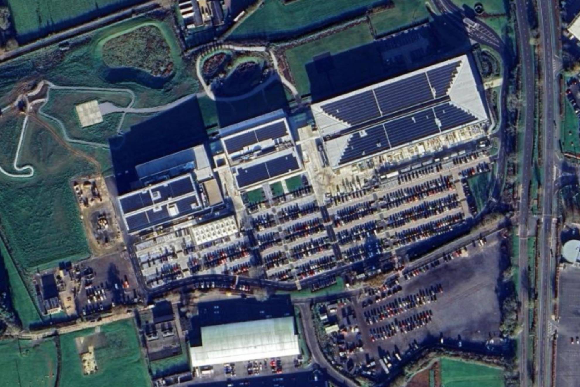 Vista aérea de la factoría de Silverstone, con el edificio 2 (central) y el 3 (con el túnel de viento en la parte izquierda) terminados.