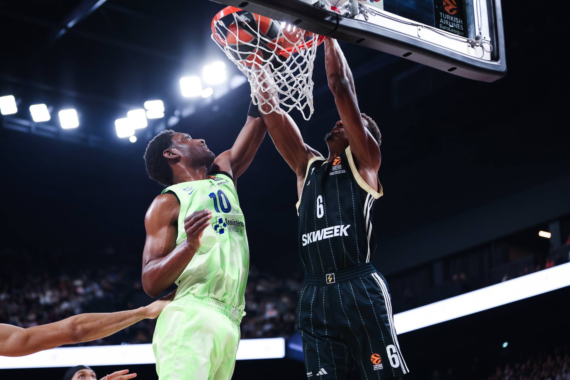 Theo Malle Machaca against Chimezie's opposition in a match against Barcelona.