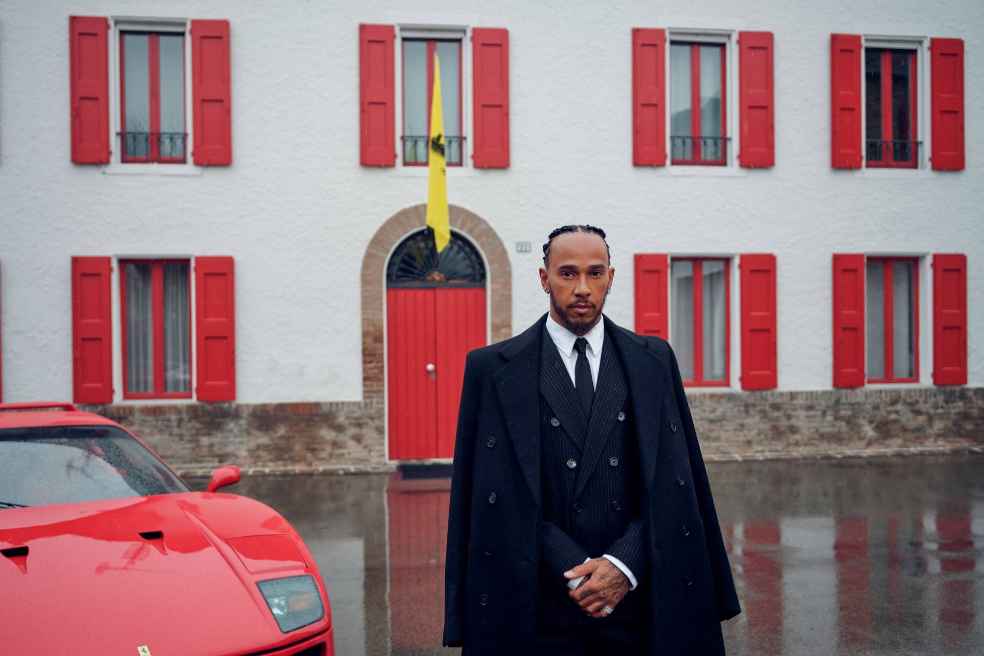 Hamilton, delante de la casa de Enzo Ferrari, con un F40 y mensajes en clave.