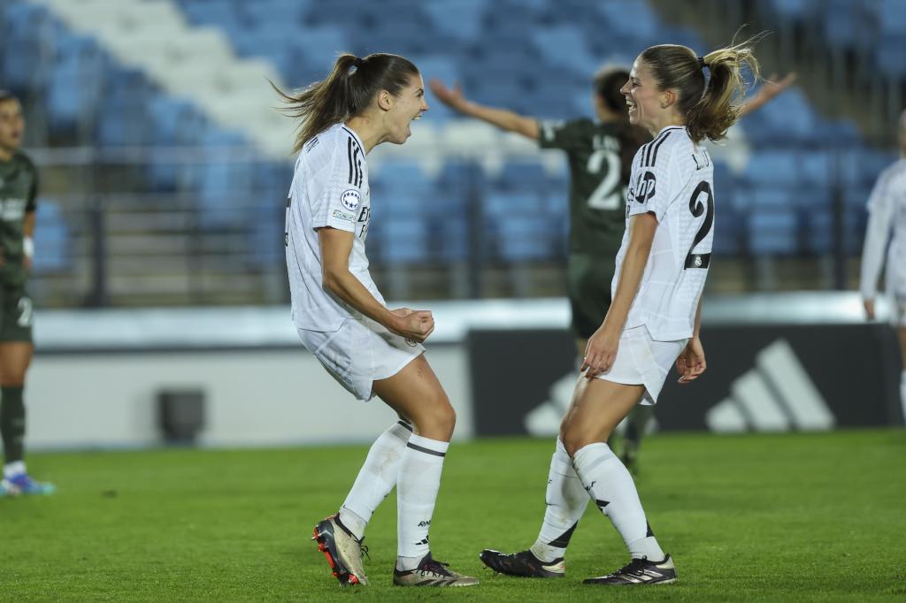 Signe Bruun y Melanie Leupolz celebran un gol en la Champions League