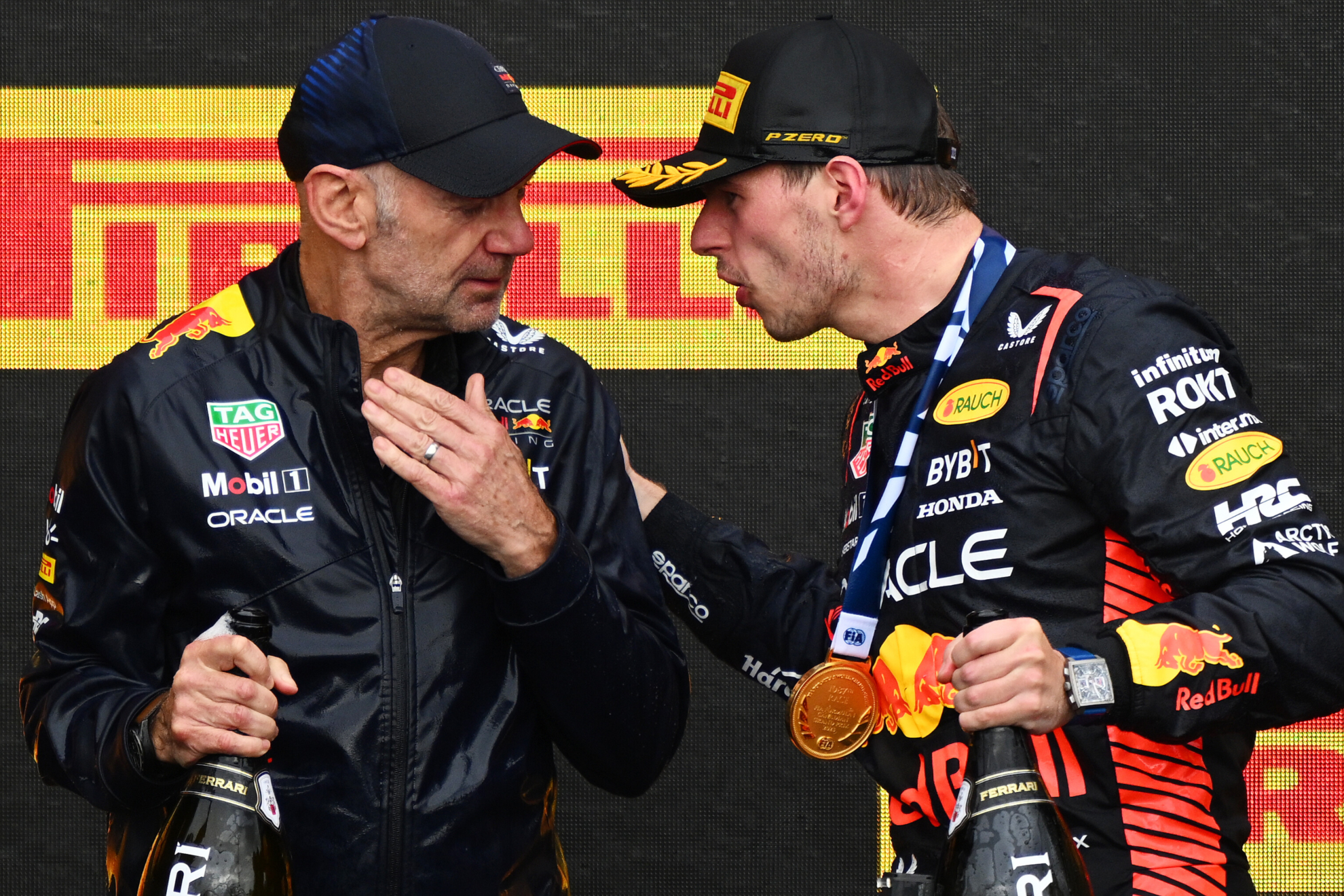 Verstappen conversa con Newey en el podio del GP de Canadá.